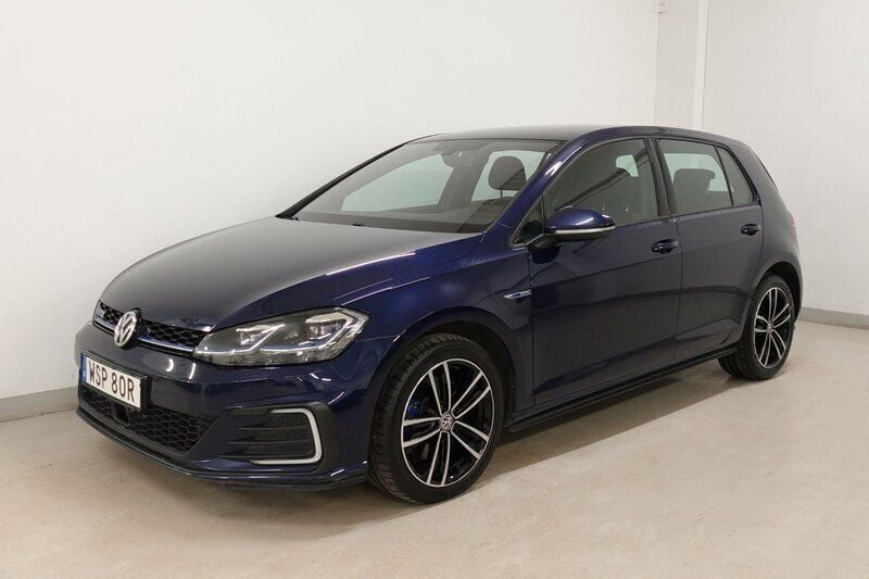 Mörkblå (blå) Begagnad 2020 VW Golf VII GTE Halvkombi | 209 900 kr (Marknadspris) - Bild 1/4