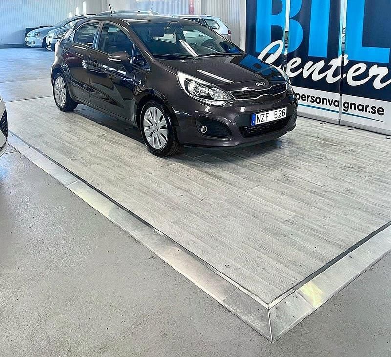 Brun Begagnad 2013 Kia Rio Halvkombi | 68 000 kr (Marknadspris) - Bild 1/4