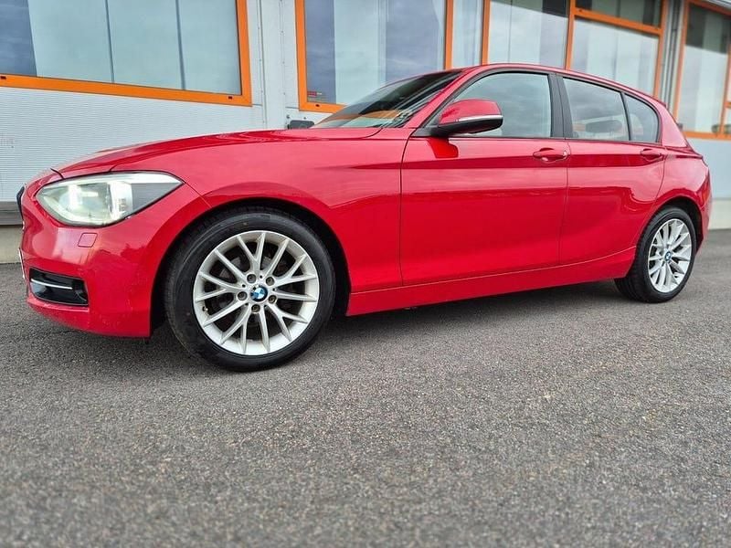 Begagnad BMW 118 Sport Line 143 HK (105 kW) 2012 Röd Halvkombi