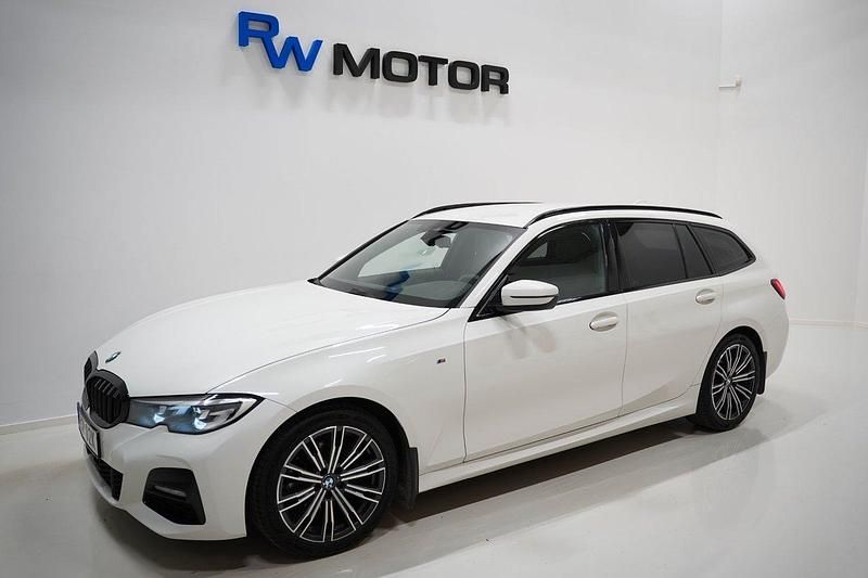 Vit Begagnad 2019 BMW 320 M Sport Kombi | 249 900 kr (Dyr) - Bild 1/4