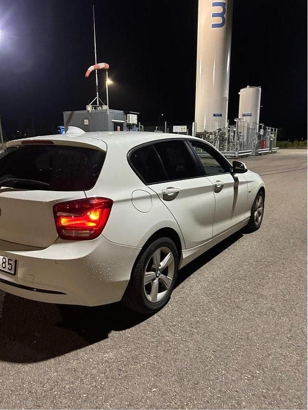 Vit Begagnad 2013 BMW 118 Sport Line Halvkombi | 73 000 kr (Marknadspris) - Bild 1/4