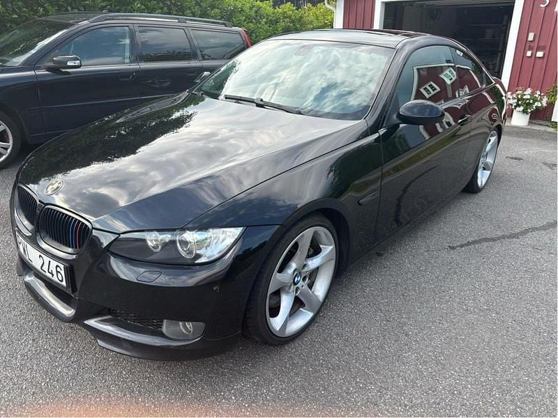 Svart Begagnad 2007 BMW 335 Comfort Edition Sportkupé | 189 000 kr (Lite dyr) - Bild 1/4