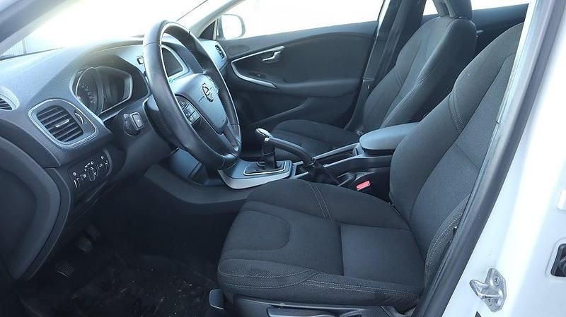 Begagnad Volvo V40 Kinetic 152 HK (111 kW) 2017 Vit Halvkombi