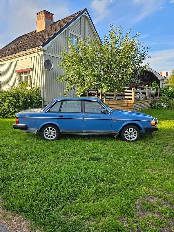 Begagnad 1989 Volvo 240 Sedan | 35 000 kr - Bild 1/4