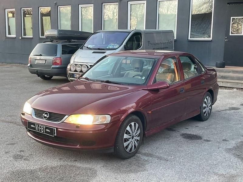 Röd Begagnad 1999 Opel Vectra Sedan | 18 900 kr - Bild 1/4
