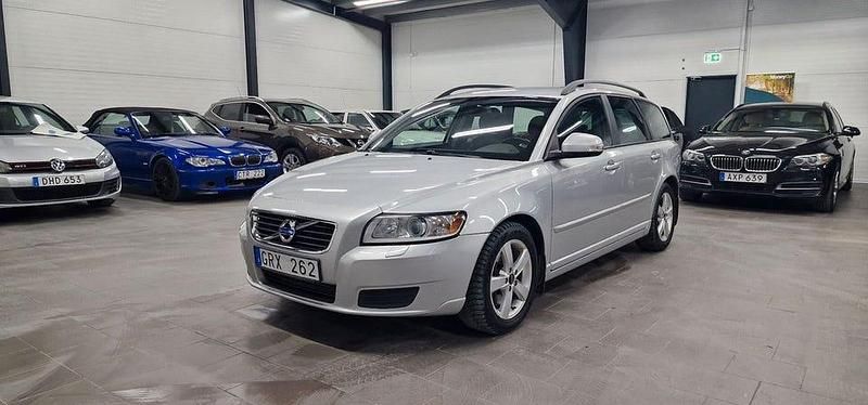Ljusgrå (grå) Begagnad 2011 Volvo V50 Kinetic Kombi | 89 900 kr (Lite dyr) - Bild 1/2