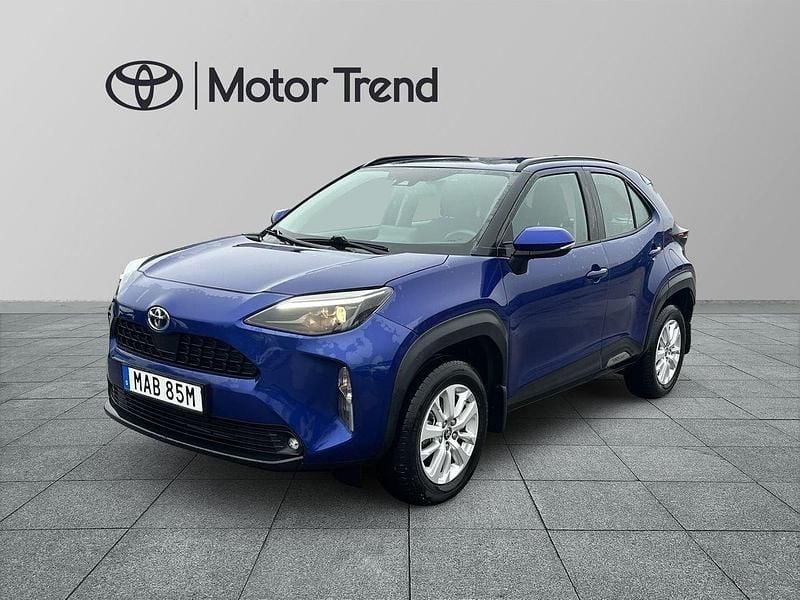 Mörkblå (blå) Begagnad 2023 Toyota Yaris Hybrid Active SUV | 259 900 kr (Bra pris) - Bild 1/4