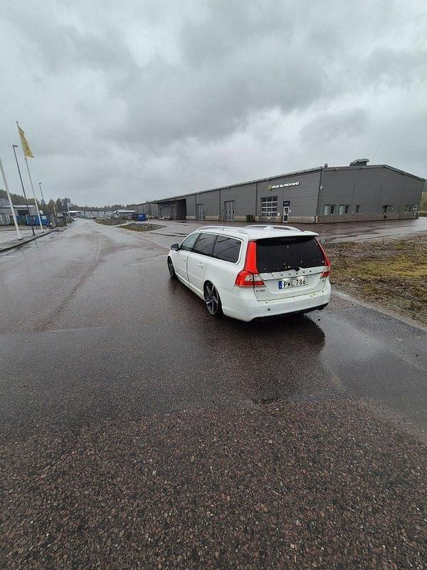 Vit Begagnad 2015 Volvo V70 Kombi | 75 000 kr (Dyr) - Bild 1/4