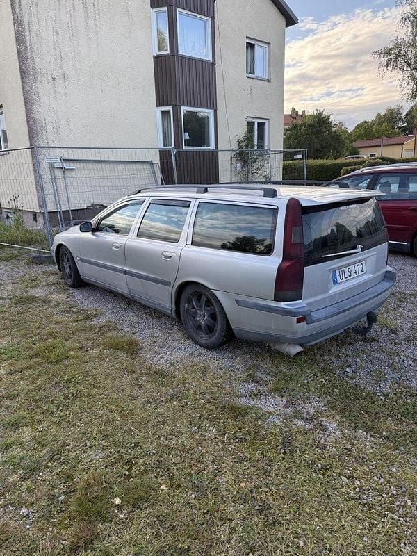 Grå Begagnad 2004 Volvo V70 Business Edition Kombi | 15 000 kr (Superpris) - Bild 1/2