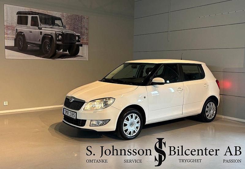 Vit Begagnad 2014 Skoda Fabia Ambiente Halvkombi | 94 900 kr (Marknadspris) - Bild 1/4