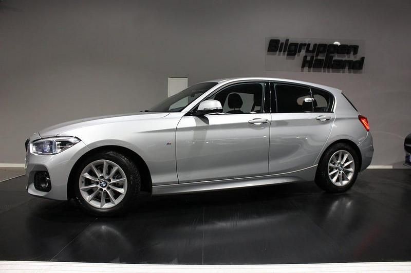 Silver Begagnad 2017 BMW 118 M Sport Halvkombi | 159 900 kr (Marknadspris) - Bild 1/4