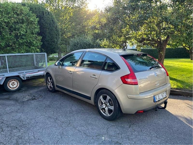 Brun Begagnad 2007 Citroën C4 Halvkombi | 24 000 kr (Marknadspris) - Bild 1/4