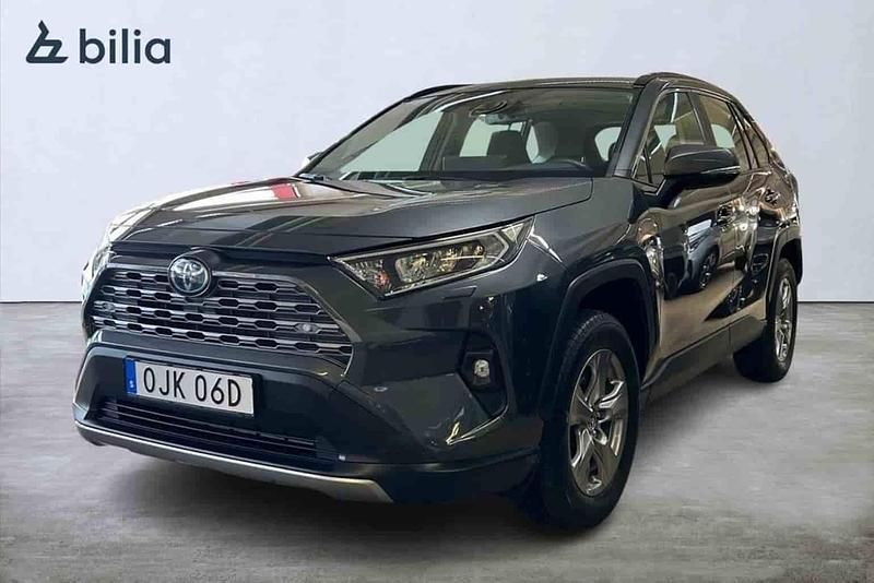 Grå Begagnad 2023 Toyota RAV4 Hybrid SUV | 379 900 kr (Superpris) - Bild 1/1