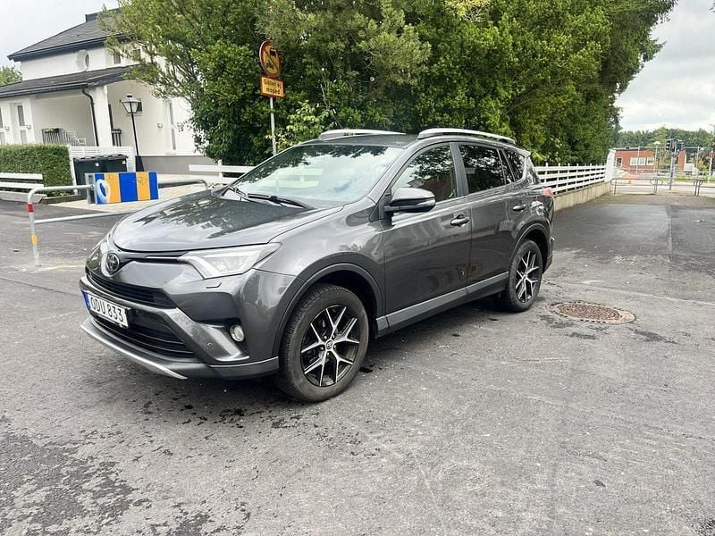 Grå Begagnad 2016 Toyota RAV4 Active SUV | 177 000 kr (Bra pris) - Bild 1/4