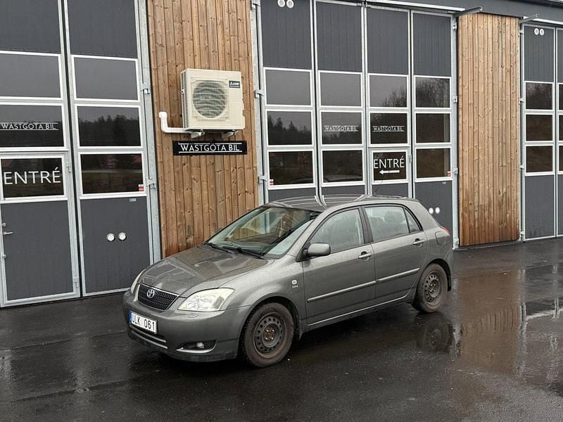 Grå Begagnad 2003 Toyota Corolla Halvkombi | 47 500 kr (Marknadspris) - Bild 1/4