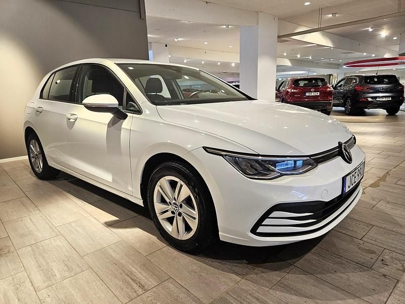 Begagnad VW Golf VIII 112 HK (82 kW) 2022 Vit Halvkombi