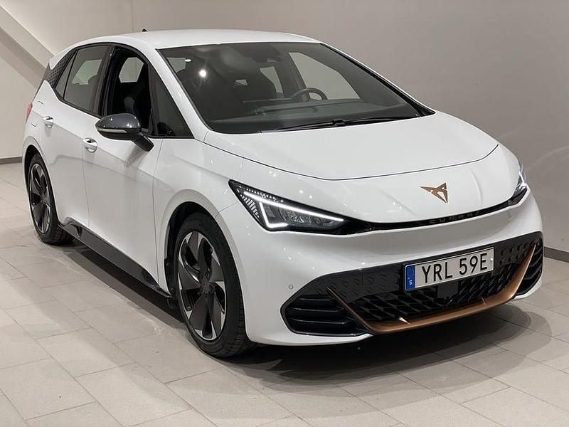 Glacial white metallic Begagnad 2023 Cupra Born e-Boost Halvkombi | 284 900 kr (Bra pris) - Bild 1/3