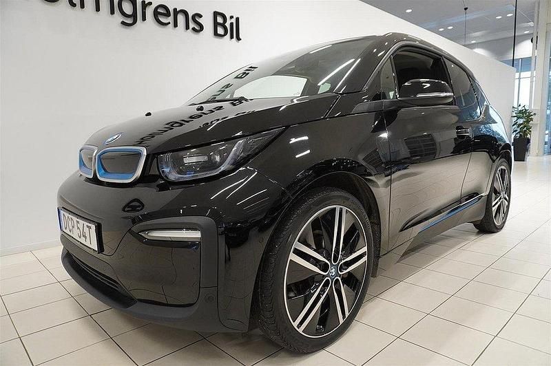 Svart Begagnad 2022 BMW i3 Halvkombi | 239 900 kr (Marknadspris) - Bild 1/4