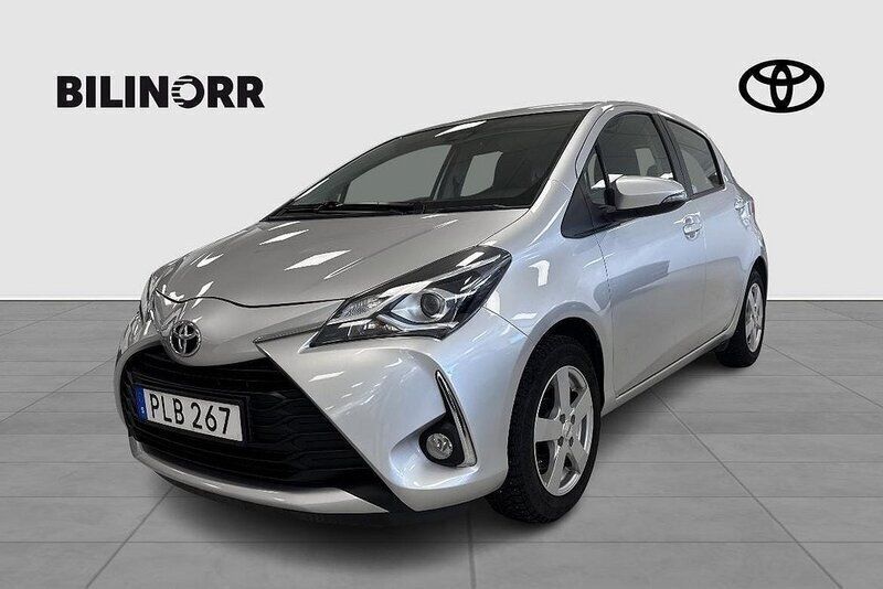 Silver Begagnad 2017 Toyota Yaris Active Halvkombi | 129 900 kr (Marknadspris) - Bild 1/3