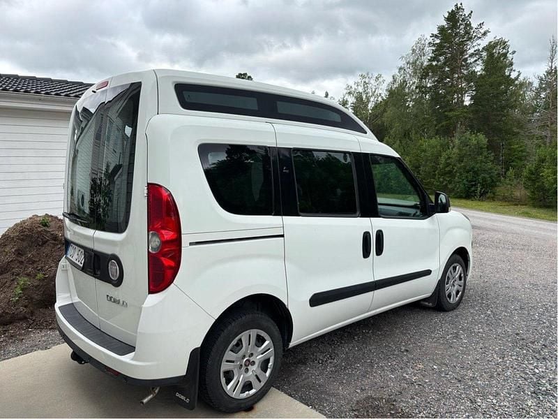 Vit Begagnad 2011 Fiat Doblò Minibuss | 100 000 kr - Bild 1/4