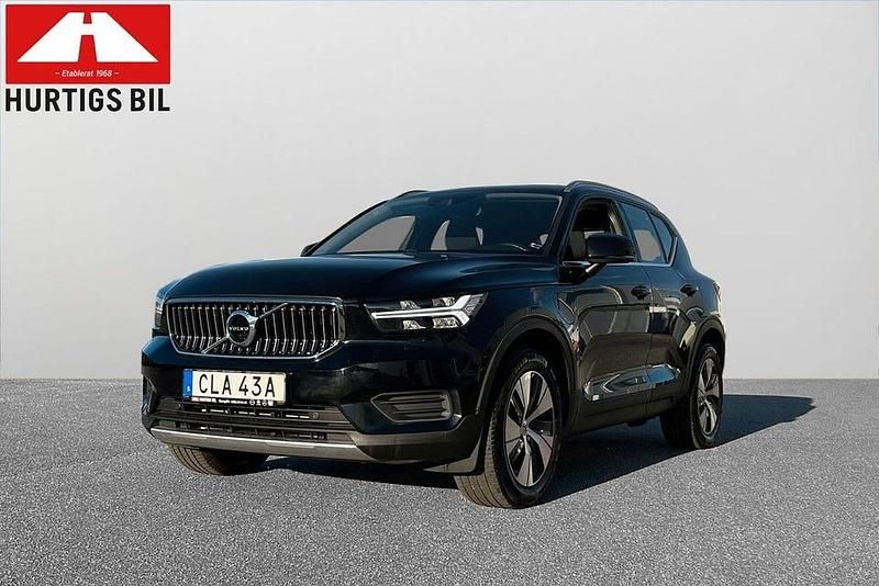 Svart Begagnad 2021 Volvo XC40 Momentum SUV | 304 900 kr (Marknadspris) - Bild 1/4