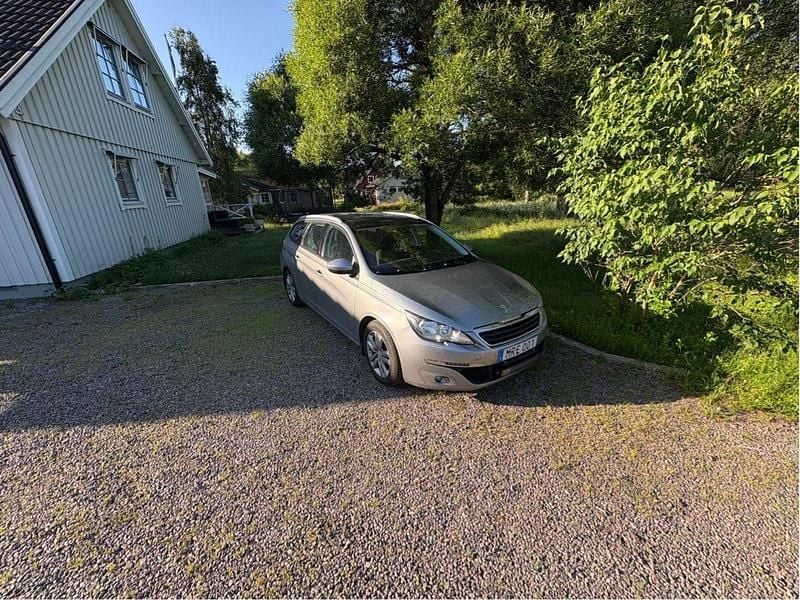 Grå Begagnad 2014 Peugeot 308 Active Kombi | 58 000 kr (Marknadspris) - Bild 1/3
