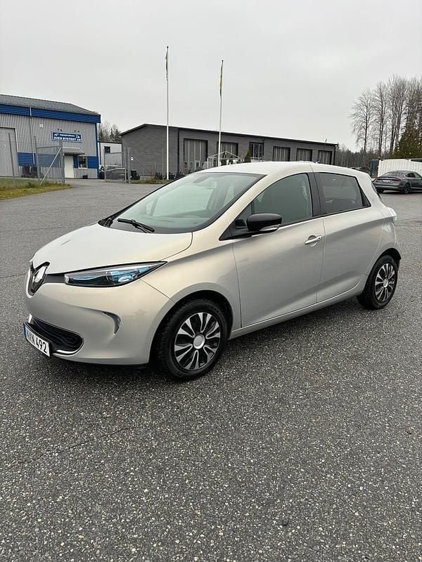 Grå Begagnad 2018 Renault Zoe Halvkombi | 68 500 kr (Superpris) - Bild 1/4