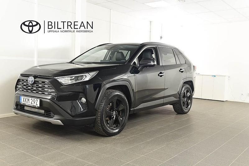 Svart metallic Begagnad 2021 Toyota RAV4 Hybrid Executive SUV | 348 900 kr (Marknadspris) - Bild 1/4