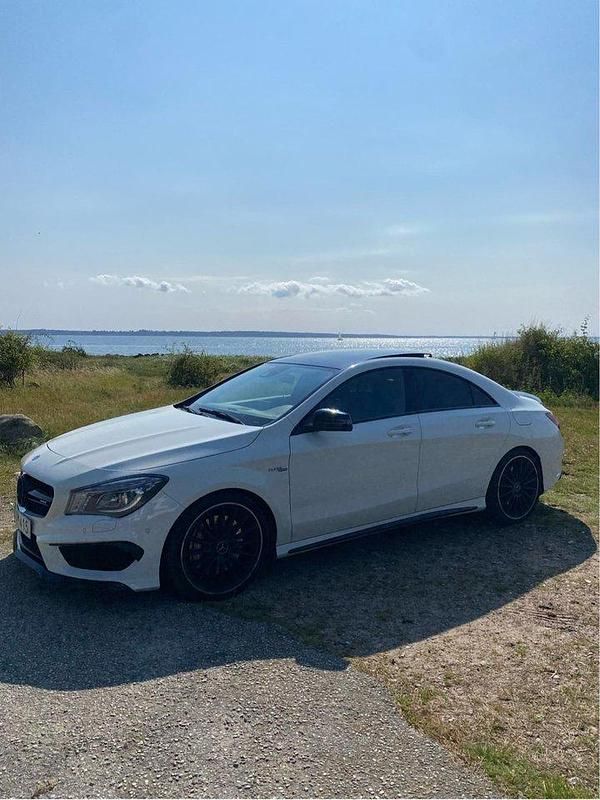 Vit Begagnad 2015 Mercedes CLA45 AMG AMG Sportkupé | 295 000 kr (Marknadspris) - Bild 1/4
