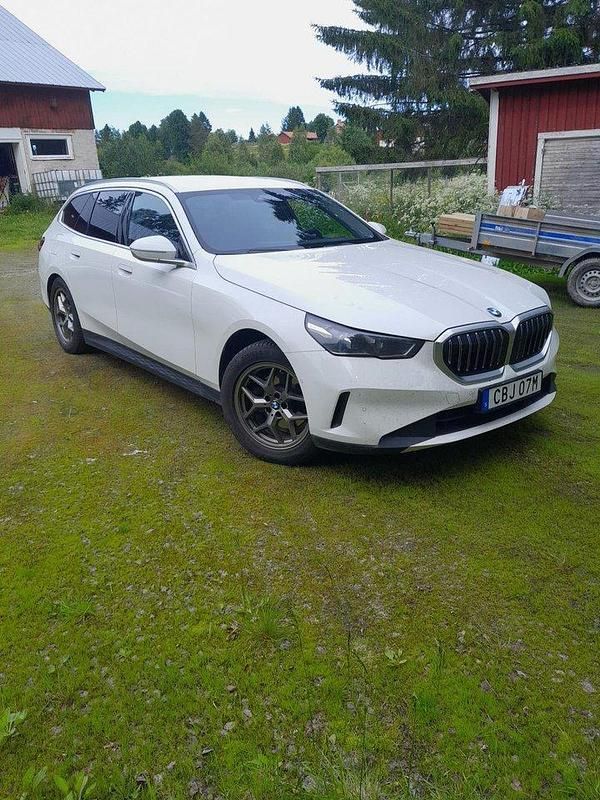 Vit Begagnad 2025 BMW 520 Kombi | 480 000 kr - Bild 1/4