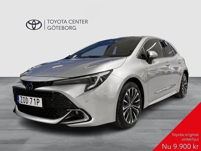 Silver Begagnad 2025 Toyota Corolla Hybrid Style Halvkombi | 299 900 kr (Bra pris) - Bild 1/3