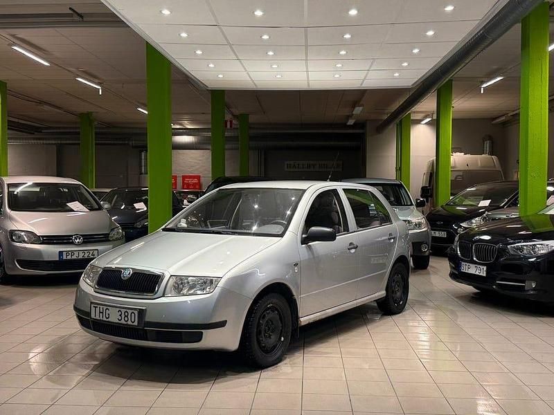 Silver Begagnad 2002 Skoda Fabia Halvkombi | 14 900 kr (Marknadspris) - Bild 1/4