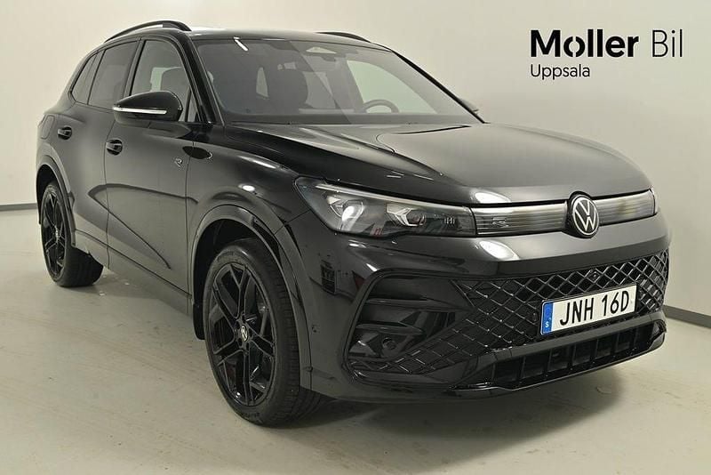 Svart (grenadilla black metallic) Ny 2025 VW Tiguan R-line SUV | 569 900 kr (Marknadspris) - Bild 1/4