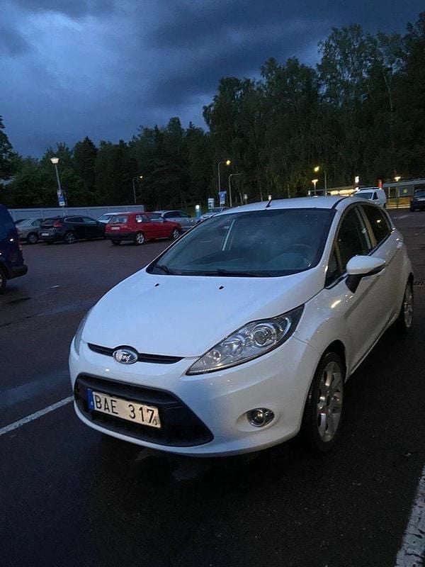 Vit Begagnad 2011 Ford Fiesta Titanium Halvkombi | 30 000 kr (Marknadspris) - Bild 1/4