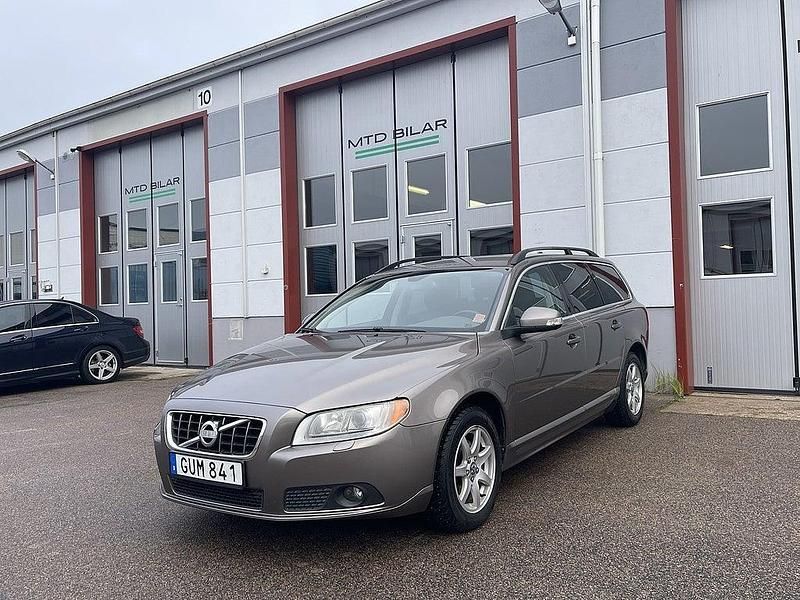 Grå Begagnad 2010 Volvo V70 Momentum Kombi | 79 900 kr (Marknadspris) - Bild 1/4