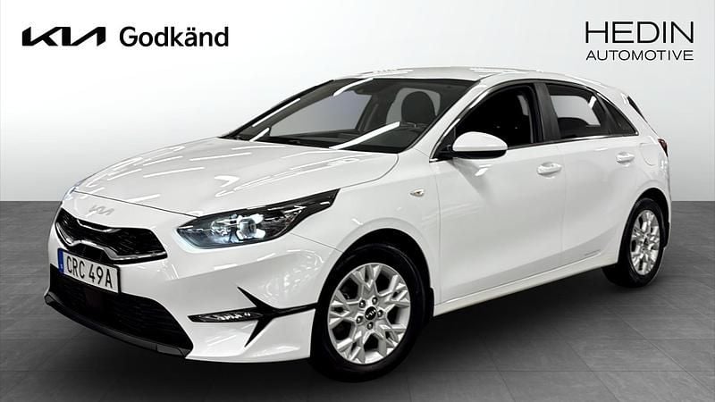 Vit (white) Begagnad 2022 Kia Ceed Halvkombi | 184 900 kr (Marknadspris) - Bild 1/4