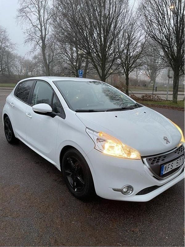 Vit Begagnad 2012 Peugeot 208 Halvkombi | 69 000 kr (Marknadspris) - Bild 1/4