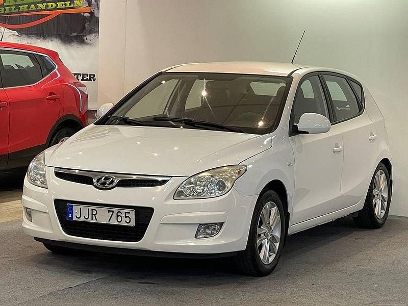 Vit Begagnad 2007 Hyundai i30 Halvkombi | 39 900 kr (Lite dyr) - Bild 1/4