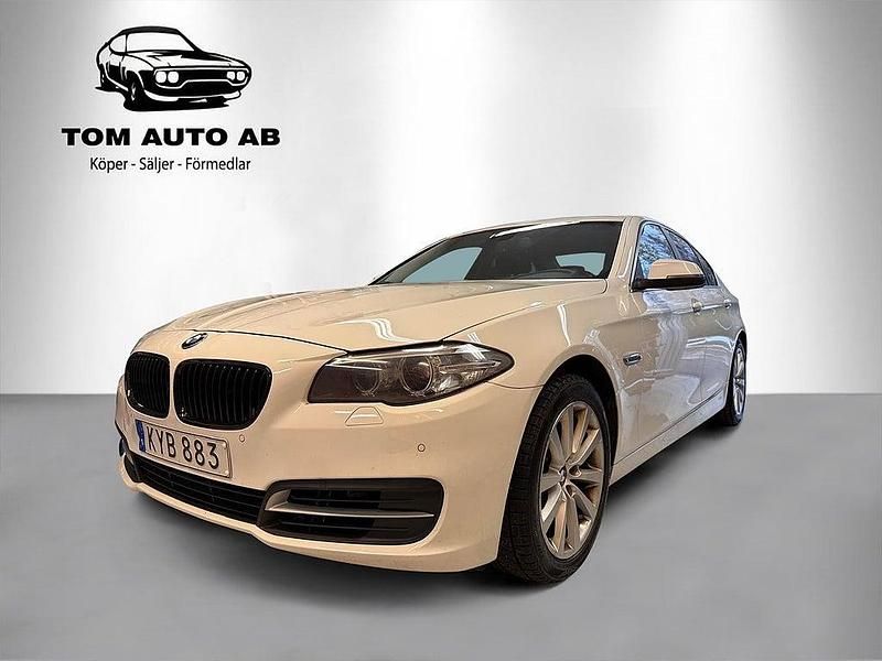 Vit Begagnad 2015 BMW 520 Sedan | 129 900 kr (Marknadspris) - Bild 1/4