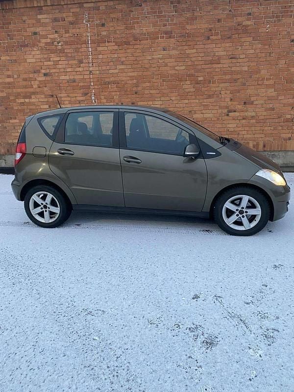 Metallic Begagnad 2010 Mercedes A160 Halvkombi | 23 000 kr (Marknadspris) - Bild 1/4