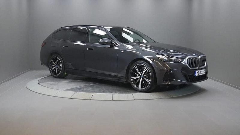Grå Begagnad 2025 BMW 530e M Sport Kombi | 629 000 kr (Superpris) - Bild 1/4