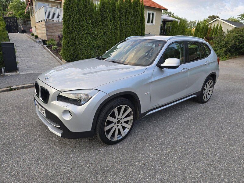 Grå Begagnad 2011 BMW X1 SUV | 84 500 kr (Marknadspris) - Bild 1/4