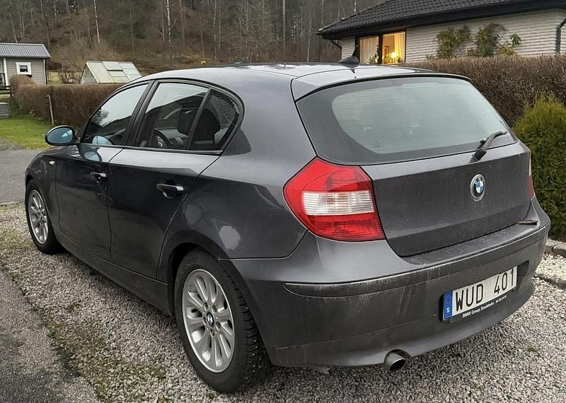 Grå Begagnad 2005 BMW 120 Advantage Halvkombi | 45 000 kr (Bra pris) - Bild 1/3