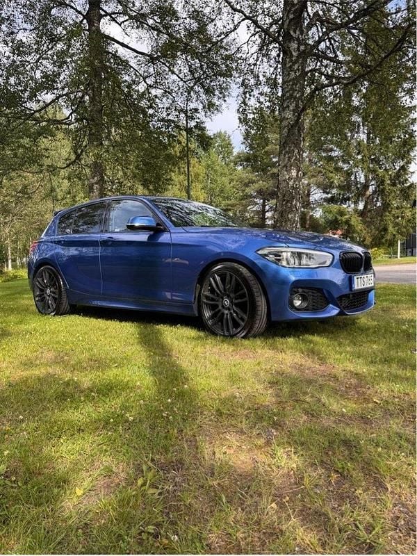 Blå Begagnad 2017 BMW 118 M Sport Halvkombi | 145 000 kr (Bra pris) - Bild 1/4