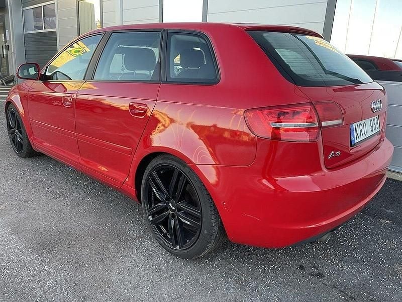 Begagnad Audi A3 Sportback Attraction 105 HK (77 kW) 2010 Röd Halvkombi