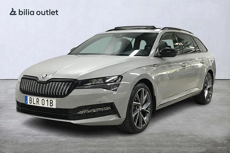 Grå Begagnad 2023 Skoda Superb SportLine Kombi | 399 900 kr (Lite dyr) - Bild 1/3