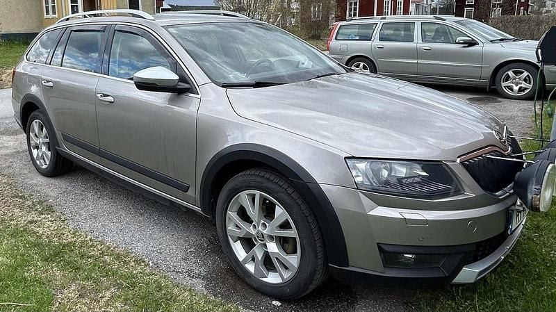 Brun Begagnad 2015 Skoda Octavia Scout Kombi | 98 000 kr (Dyr) - Bild 1/4