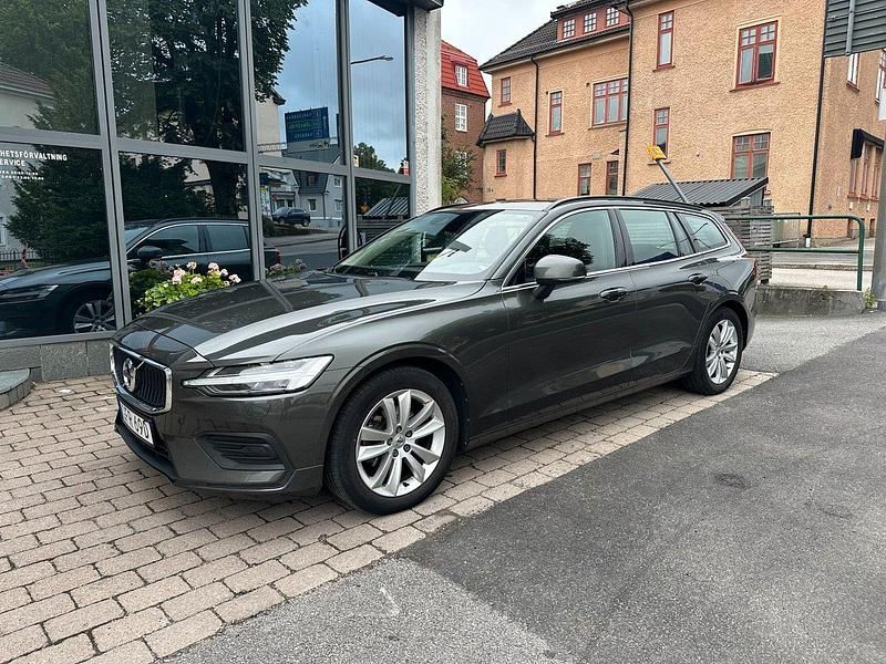 Mörkgrå Begagnad 2021 Volvo V60 Momentum Kombi | 269 900 kr (Marknadspris) - Bild 1/4