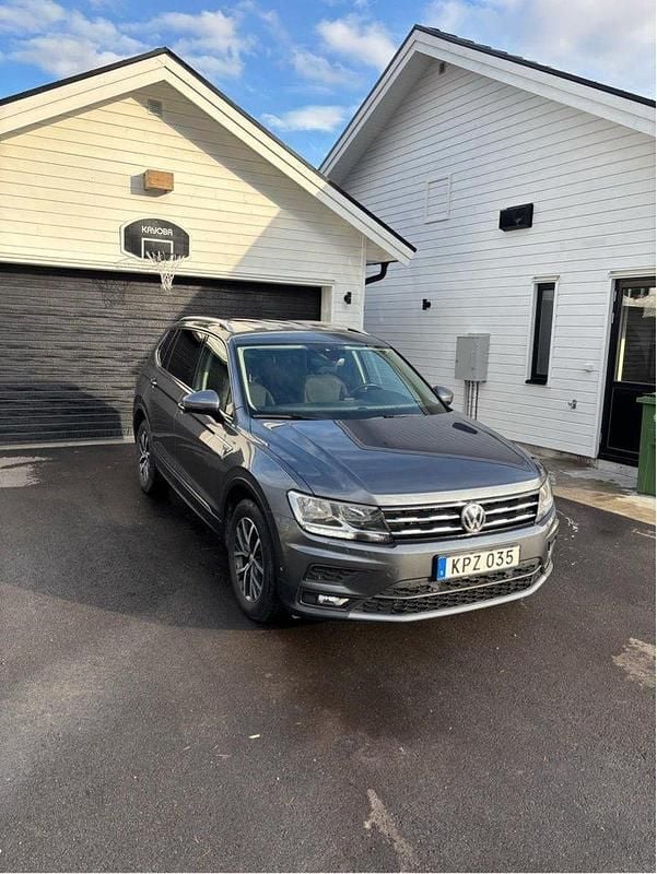 Grå Begagnad 2018 VW Tiguan Allspace SUV | 284 000 kr (Bra pris) - Bild 1/4