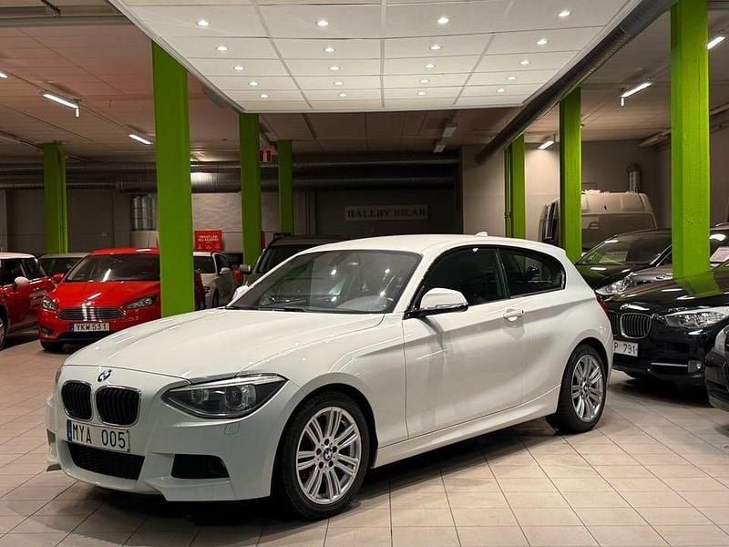 Vit Begagnad 2013 BMW 118 M Sport Halvkombi | 99 900 kr (Marknadspris) - Bild 1/4